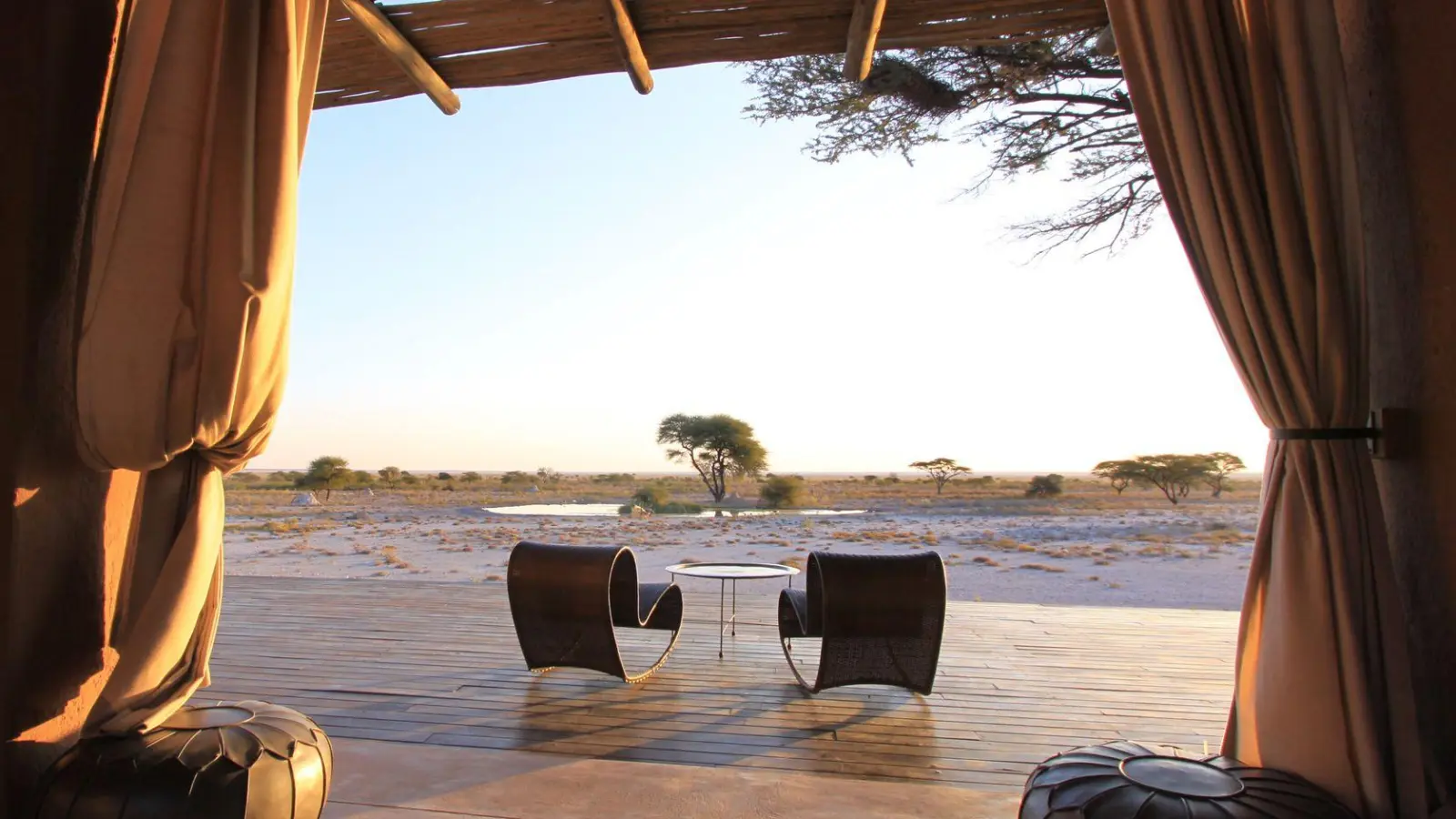 Schön hier – und mückenfreundlich. In Namibia nehmen Malaria-Fälle deutlich zu. Lange Kleidung, Mückenspray und Moskitonetz können den Urlaub retten. (Foto: Manuel Meyer/dpa-tmn)