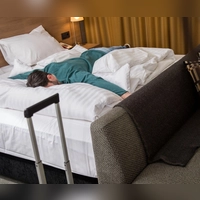Im Urlaub angekommen fühlen Sie sich erst mal erschöpft und kränkeln? Das Phänomen ist als Leisure Sickness bekannt und laut Umfragen weit verbreitet.  (Foto: Christin Klose/dpa-tmn)