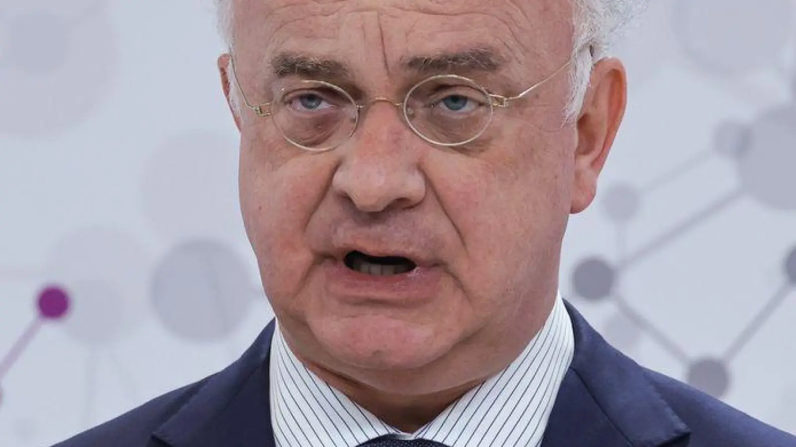 Das Spezialchemieunternehmen Evonik will künftig weniger Dividende an die Aktionärinnen und Aktionäre ausschütten, um mehr Geld für Investitionen und Schuldenabbau zu haben. (Symbolbild) (Foto: Oliver Berg/dpa)