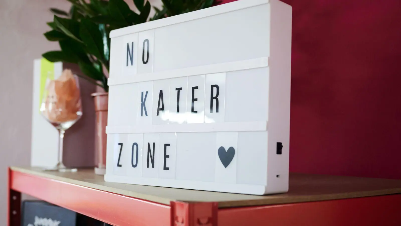 Kein Alkohol ab Januar: Gute Vorsätze haben durchaus positive Seiten - können aber geballt zu unnötigem Stress und Druck führen.  (Foto: Annette Riedl/dpa/dpa-tmn)