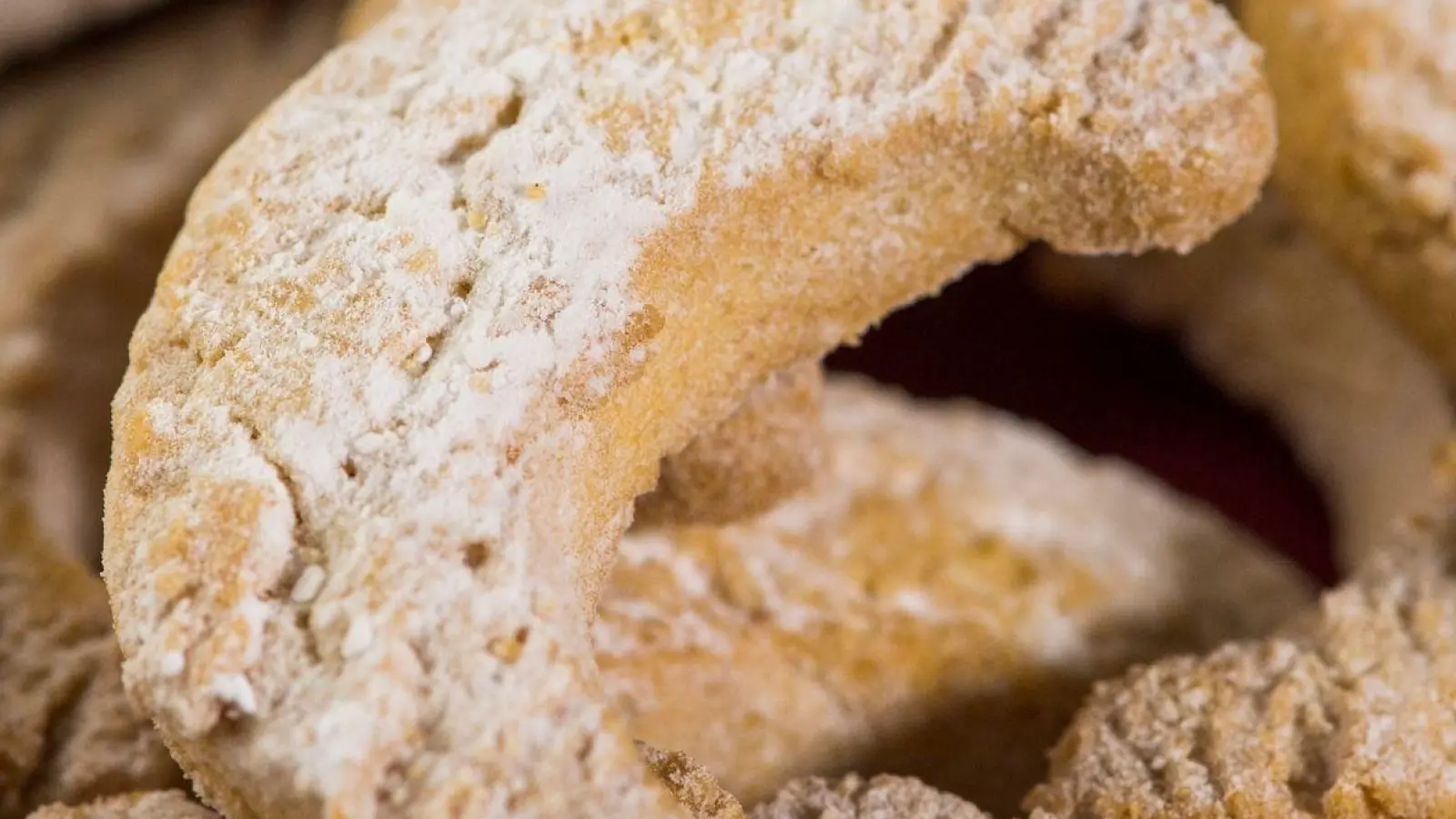 Vanillekipferl aus dem Supermarkt sind nicht nur teurer, sondern können manchmal laut Verbraucherschützern auch qualitativ nicht mit selbst gebackenen Plätzchen mithalten. (Foto: Christophe Gateau/dpa/dpa-tmn)