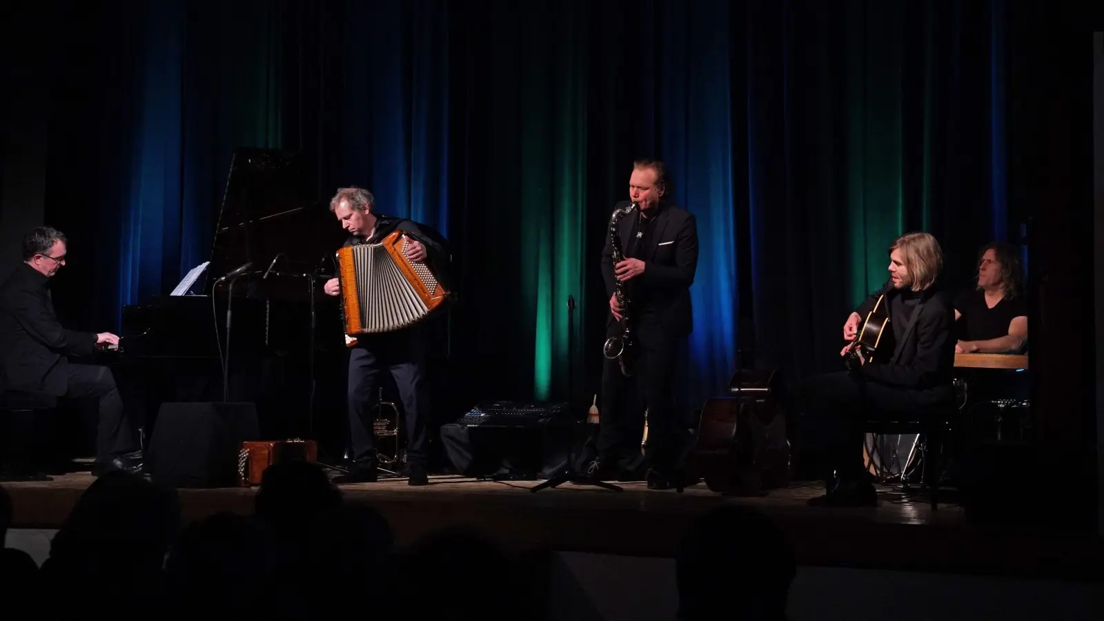 Spielten in dieser Konstellation erstmals zusammen (von links): Pianist Bernd Lhotzky sowie Andreas Hinterseher, Mulo Francel, Philipp Schiepek und D.D. Lowka von Quadro Nuevo bei ihrem Konzert in Feuchtwangens Stadthalle Kasten. (Foto: Elke Walter)