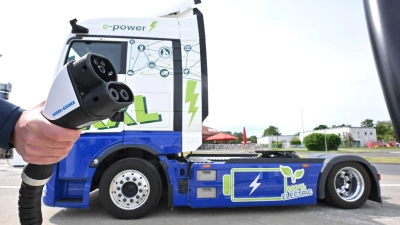 Der Ladebedarf für elektrische Lkw steigt laut einer Prognose des Fraunhofer-Instituts in den kommenden Jahren schnell an. (Archivbild) (Foto: Julian Stratenschulte/dpa)