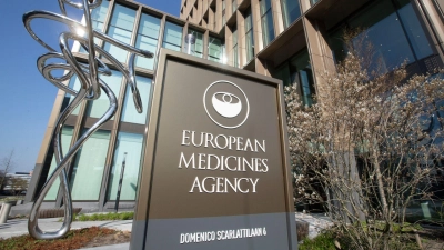Die EU-Arzneimittelbehörde möchte, dass der Wirkstoff für Menschen ab 50 Jahren zugelassen wird. (Archivbild) (Foto: Peter Dejong/AP/dpa)