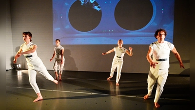 Spüren dem labilen Gleichgewicht der Kräfte nach, physikalischer und gesellschaftlicher (von links): Luzia Aue, Stefanie Roser, Liselotte Aue und Lukas Aue in ihren Tanztheaterstück „Mond. Masse. Mensch“. (Foto: Jim Albright)