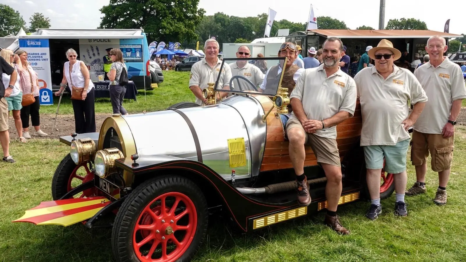 Mit dem Nachbau des Oldtimers aus dem britischen Film ist das britische Team in Europa unterwegs. Rothenburg war damals einer der Drehorte. (Foto: Tim Preece)