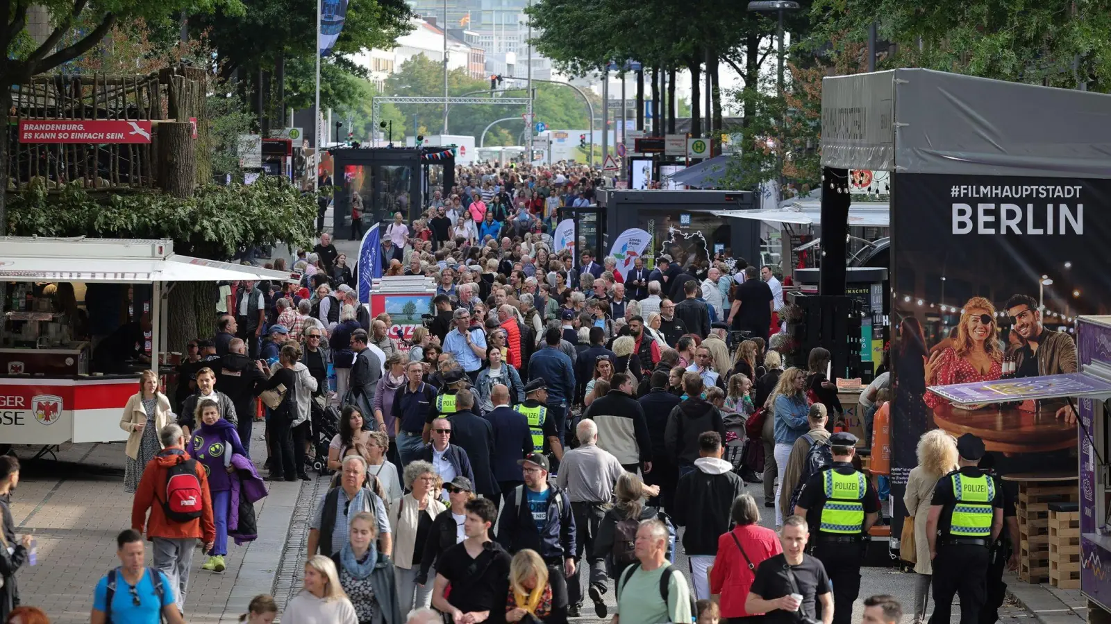 Besucherinnen und Besucher auf dem Bürgerfest auf der Mönkebergstraße. Im Rahmen der Bundesratspräsidentschaft richtet Hamburg in diesem Jahr unter dem Motto „Horizonte öffnen“ die zentralen Feierlichkeiten zum Tag der Deutschen Einheit aus. (Foto: Christian Charisius/dpa)