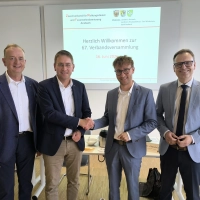 Oberbürgermeister Thomas Deffner (links) und der Neustädter Landrat Dr. Christian von Dobschütz (rechts) verabschiedeten gemeinsam mit dem neuen Vorsitzenden des Rettungsdienst-Zweckverbands Marco Meier (Zweiter von rechts) dessen Vorgänger Dr. Jürgen Ludwig.  (Foto: Thomas Schaller)