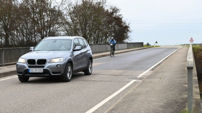 Die Kreisstraße 19 auf der Autobahnbrücke zwischen Petersaurach und Altendettelsau ist nicht sicher für den Radverkehr. (Foto: Luca Paul)