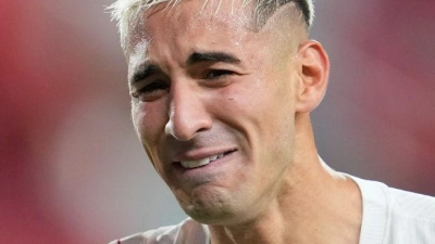 Mert Müldür reagierte sehr emotional auf die Niederlage und das Aus in der Gruppenphase. (Foto: Eugene Hoshiko/AP/dpa)