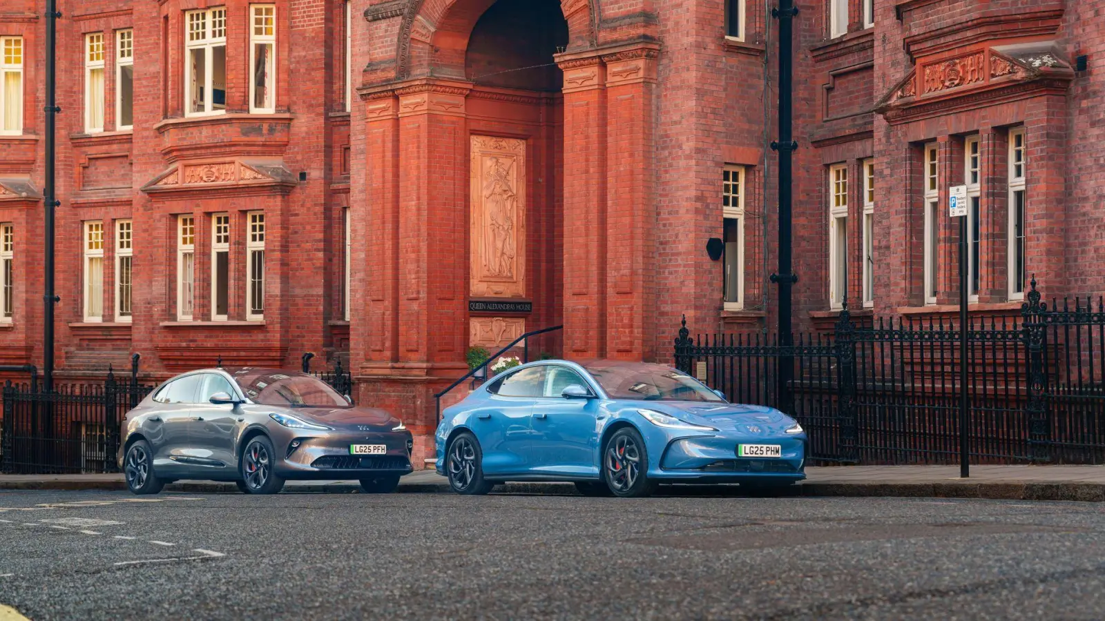 Die Limousine IM5 (vorn) und das SUV IM6 von MG sollen noch in diesem Sommer in den ersten europäischen Länder auf den Markt kommen. (Foto: MG/dpa-tmn)