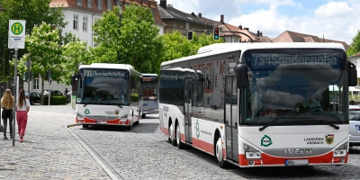 Die Busverkehre im Landkreis Ansbach stehen unter enormem Druck. Nun wurden deutliche Kürzungen beschlossen. (Symbolbild: Jim Albright)