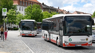 Die Busverkehre im Landkreis Ansbach stehen unter enormem Druck. Nun wurden deutliche Kürzungen beschlossen. (Symbolbild: Jim Albright)