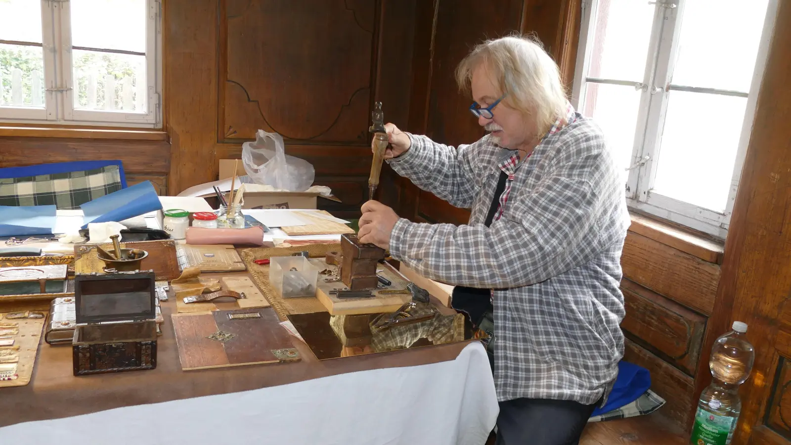 Bernhard Gabert demonstriert im Bad Windsheimer Freilandmuseum, wie alte Bücher restauriert und Beschläge hergestellt werden. (Foto: Helmut Meixner)