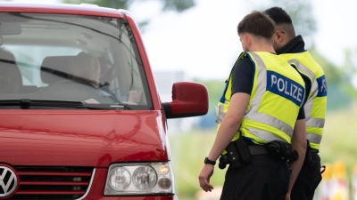 Bundespolizisten haben an den Außengrenzen zu Bayern mehr als 30 mutmaßlich gewaltbereiten Fußballfans die Einreise verweigert. (Foto: Sebastian Kahnert/dpa)