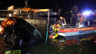 Bei beiden Insassen des Autos blieben unverletzt. Auch ist kein Öl oder Ähnliches in den Fluss gelangt. (Foto: Ralf Hettler/dpa)