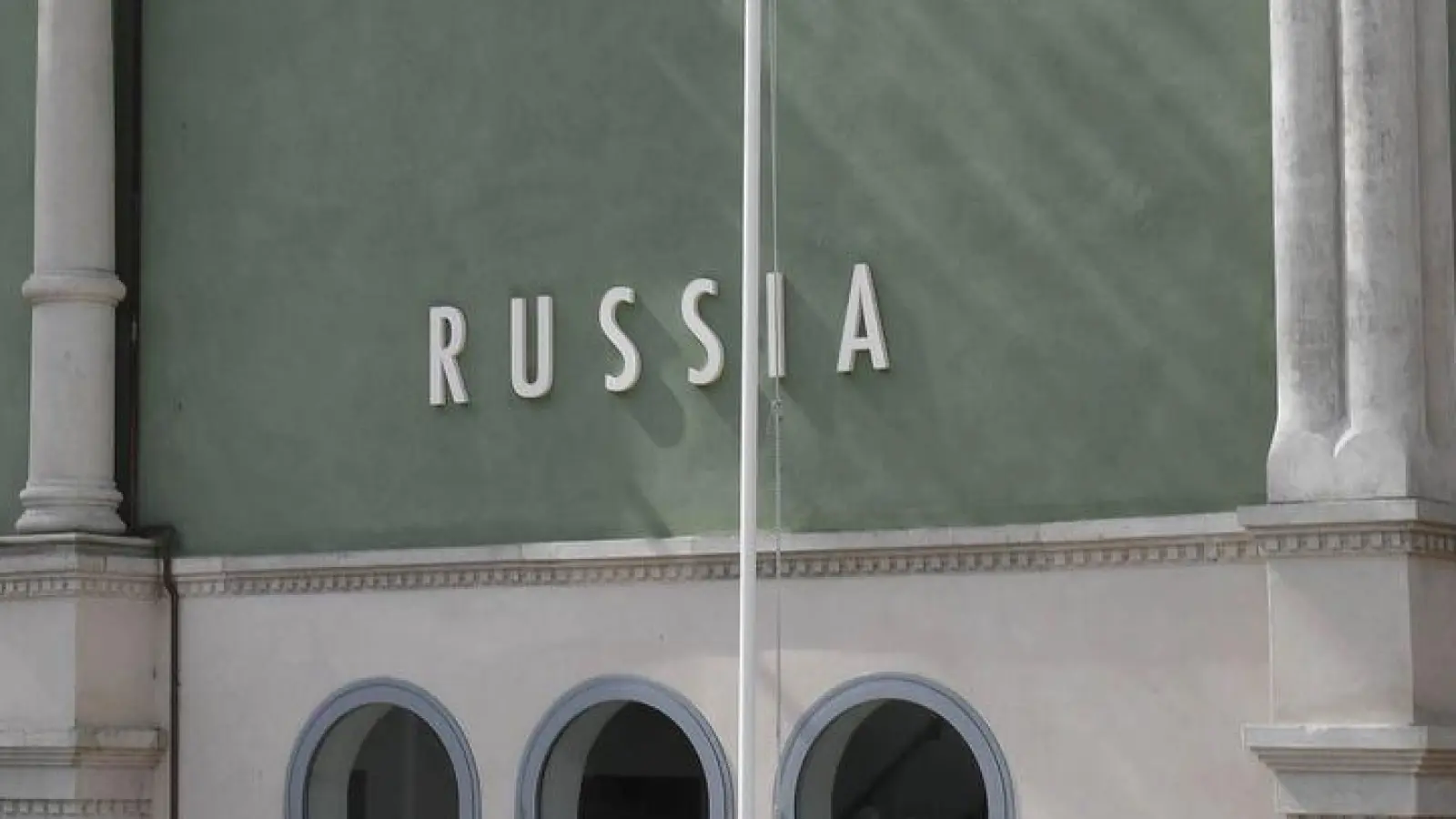 Der russische Pavillon bei der Kunstbiennale in Venedig ist umstritten. (Archivbild)  (Foto: Felix Hörhager/dpa)