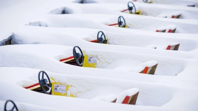 Verschneite Tretboote liegen im zugefrorenen Maschsee (Foto: Moritz Frankenberg/dpa)