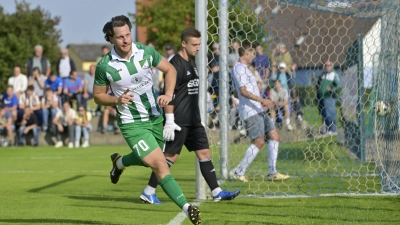 Die Entscheidung: Torschütze Michael Weiß jubelt über das 3:1 für Burgoberbach, Torwart Sebastian Andreka (Neuses) ist geschlagen. (Foto: Martin Rügner)