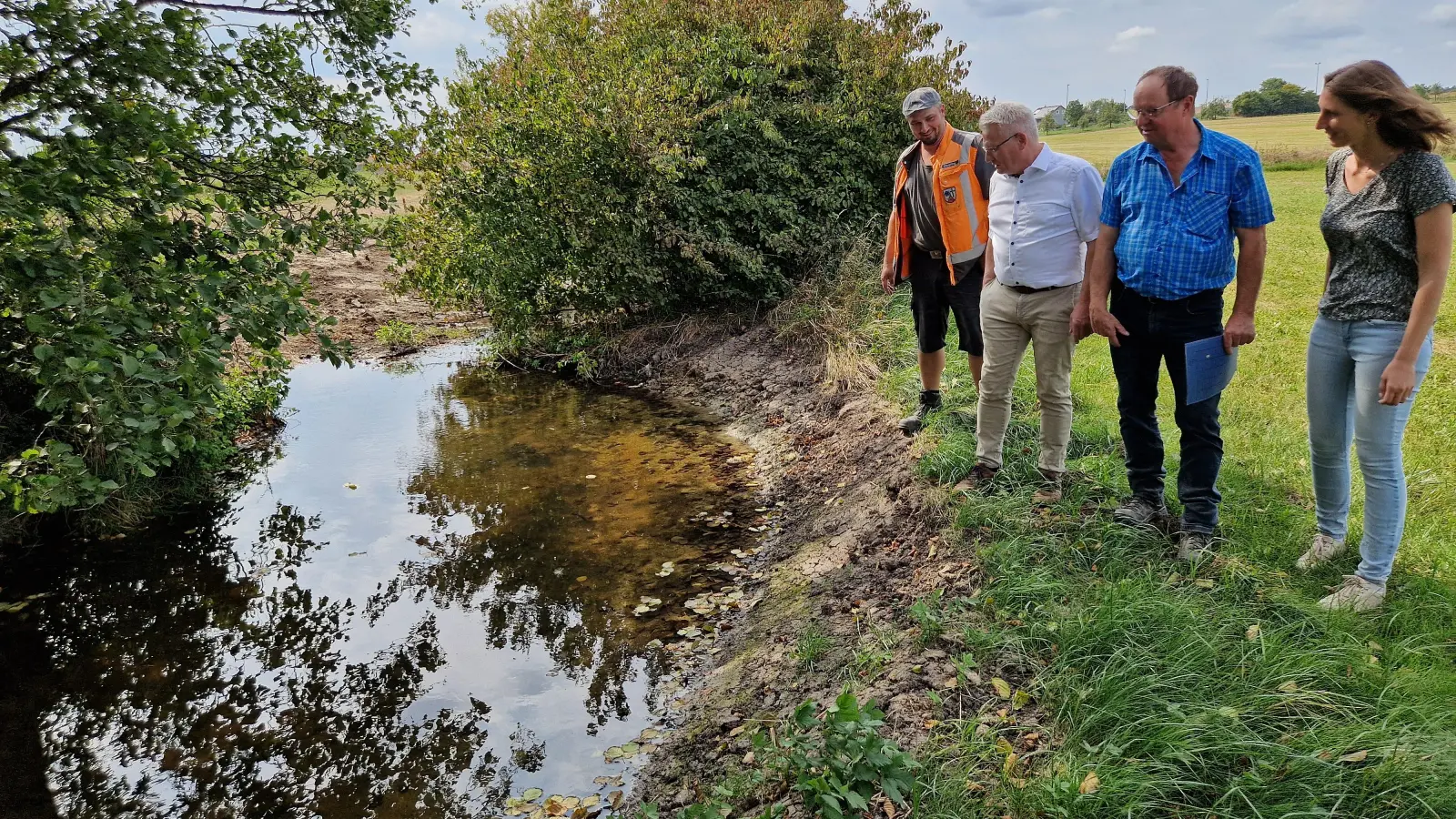 Bei einem Rundgang begutachteten Bauhofleiter Harald Dämpfling, Bürgermeister Hans Henninger, Diplom-Biologe Ulrich Meßlinger und Ines Kellermann vom Wasserwirtschaftsamt (von links) den renaturierten Strüthfeldgraben. An einigen Stellen hat er sich bereits mit Wasser gefüllt.  (Foto: Andrea Walke)
