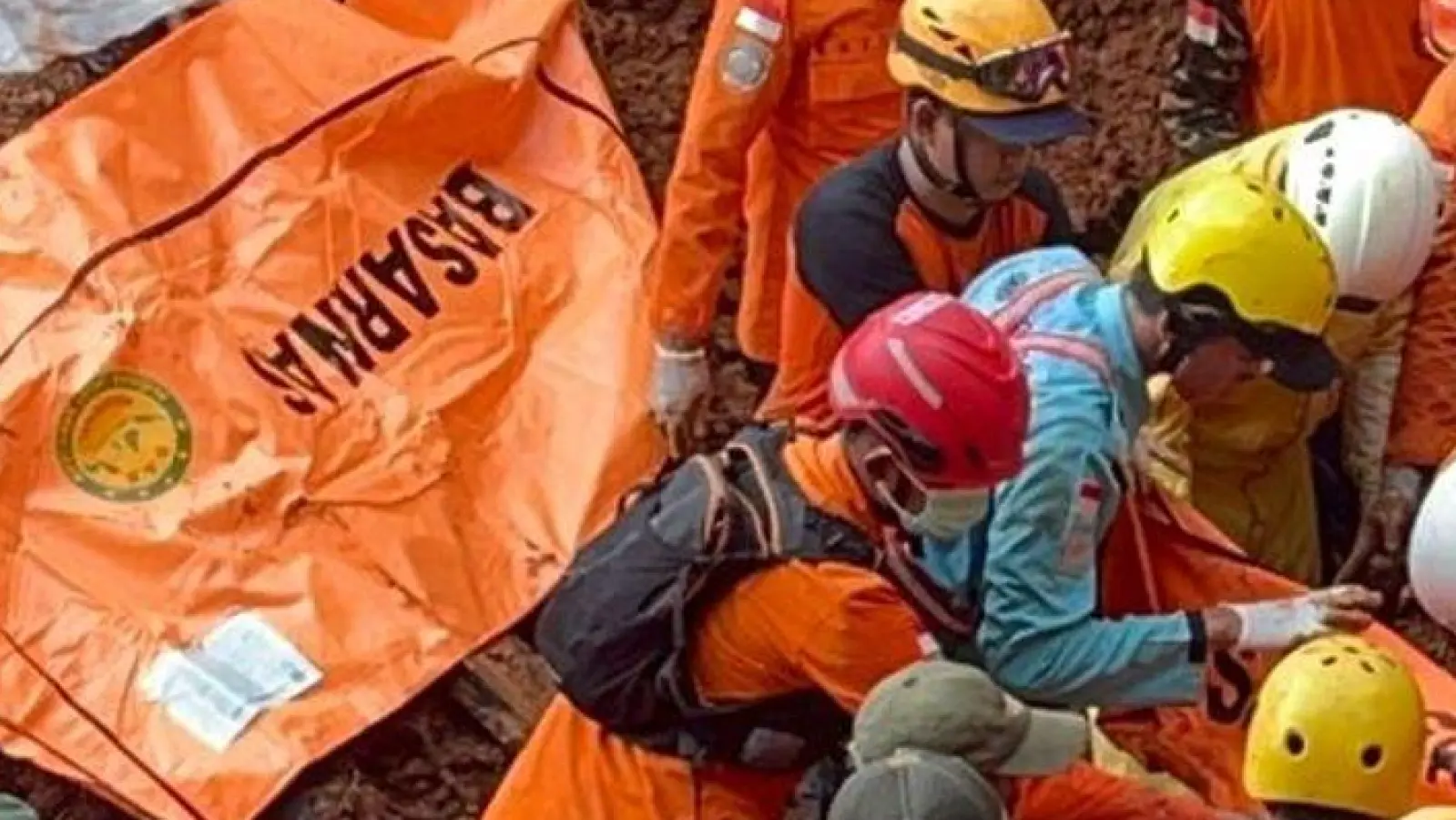 Die Behörden suchen nach Dutzenden Verschütteten. (Foto: -/BASARNAS/dpa)
