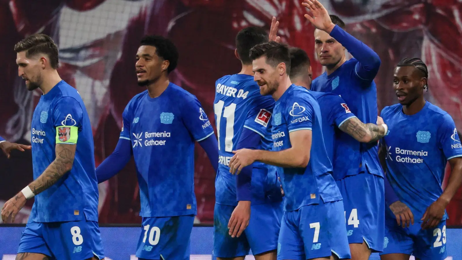Leverkusens Spieler um Torschütze Patrik Schick (2.v.r., Bayer Leverkusen) jubeln nach dem Führungstreffer. (Foto: Jan Woitas/dpa)
