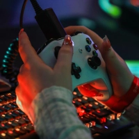 Eine Bürgerinitiative fordert: Einmal gekaufte Videospiele müssen spielbar bleiben. (Symbolbild)   (Foto: Oliver Berg/dpa)