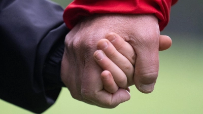 Zum Wohle des Kindes: Eltern haben eine besondere Verantwortung für den Unterhalt ihrer Kinder und daher auch eine „gesteigerte Unterhaltspflicht“. Somit sind auch Nebeneinkünfte zu berücksichtigen. (Foto: Hendrik Schmidt/dpa/dpa-tmn)