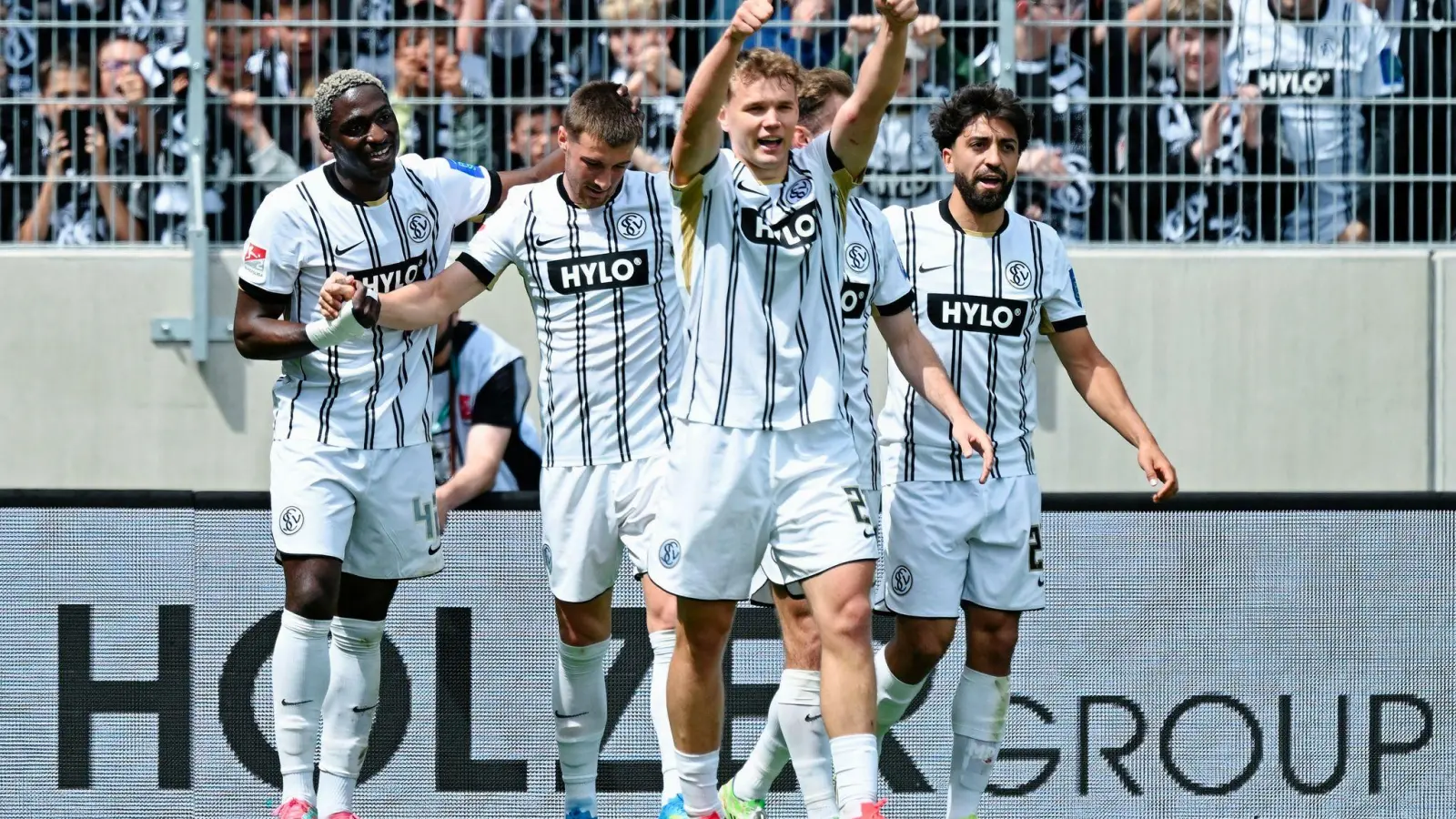 Elversberg feiert einen deutlichen Sieg gegen Elversberg. (Foto: Uwe Anspach/dpa)