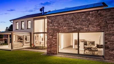 Sie planen einen Neubau oder möchten Ihr Zuhause renovieren? Dann können Sie sich am 10. Oktober 2026 bei Kneer-Südfenster umfassend zum Thema moderne Fenster- und Haustürlösungen informieren.  (Foto: illuminAnts e.K.)