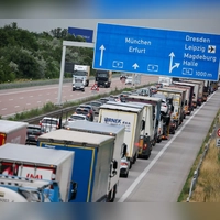 Güter auf die Straße heißt es wegen des Niedigwassers kurzzeitig auch in Bayern. (Symbolbild).  (Foto: Jan Woitas/dpa)