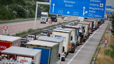 Güter auf die Straße heißt es wegen des Niedigwassers kurzzeitig auch in Bayern. (Symbolbild).  (Foto: Jan Woitas/dpa)