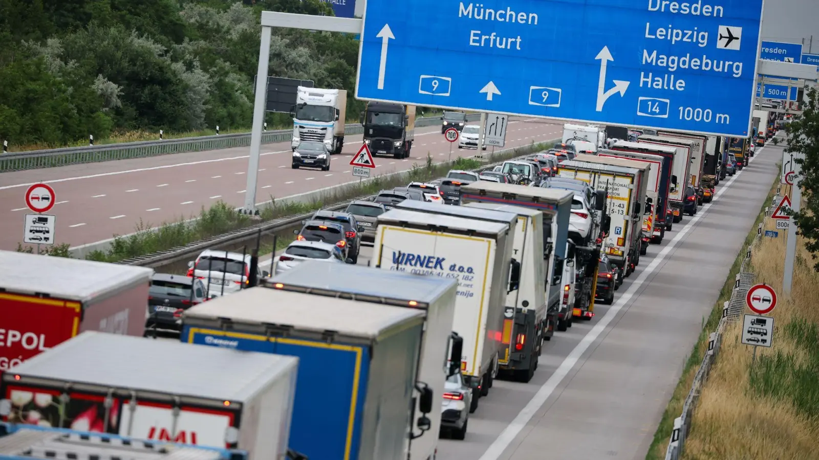 Güter auf die Straße heißt es wegen des Niedigwassers kurzzeitig auch in Bayern. (Symbolbild).  (Foto: Jan Woitas/dpa)