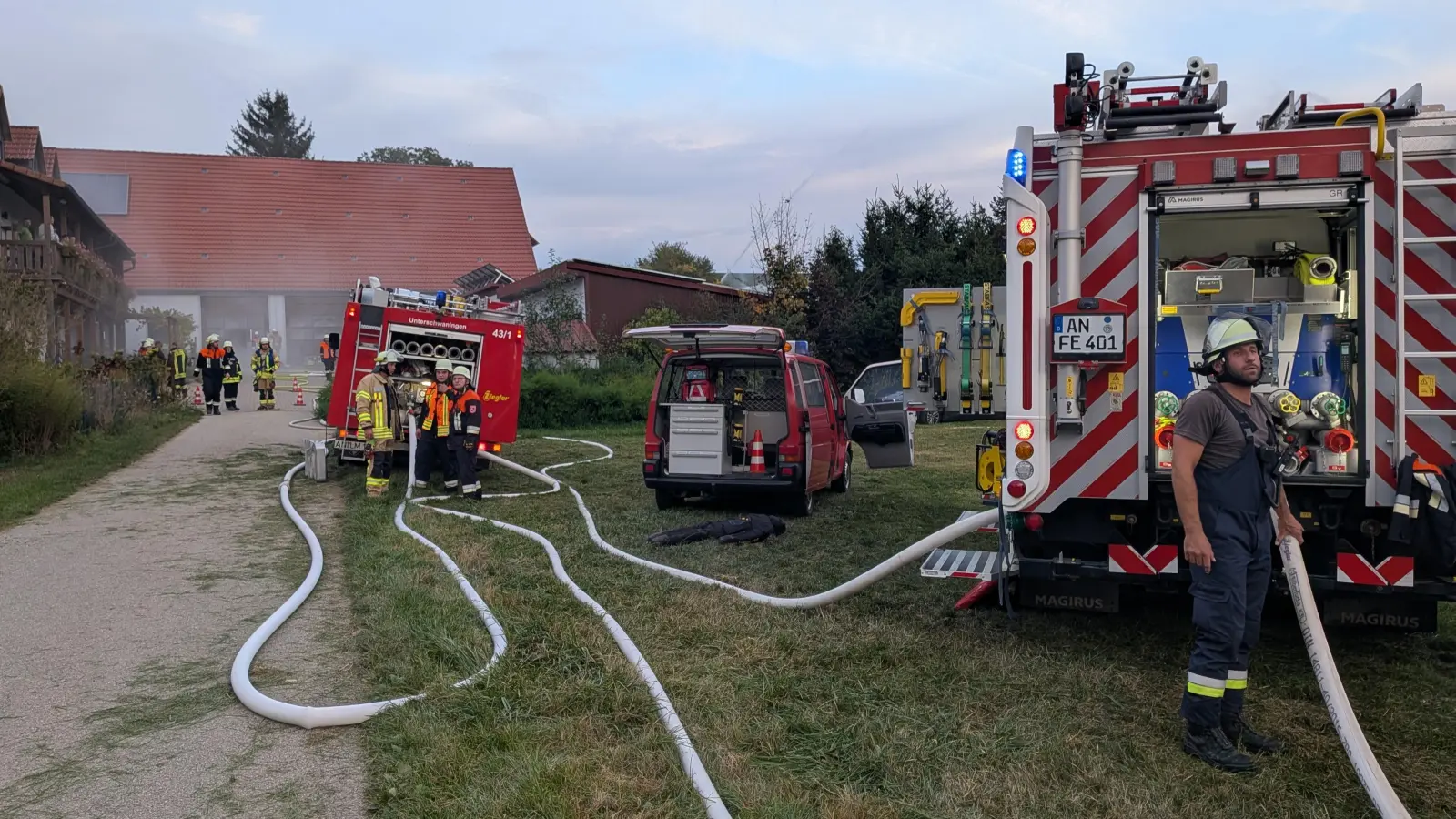 Der gemeinsame Einsatz aller gemeindlichen Wehren aus Ehingen und Unterschwaningen bei einem Scheunenbrand am Klarhof war erfolgreich. (Foto: Friedrich Zinnecker)