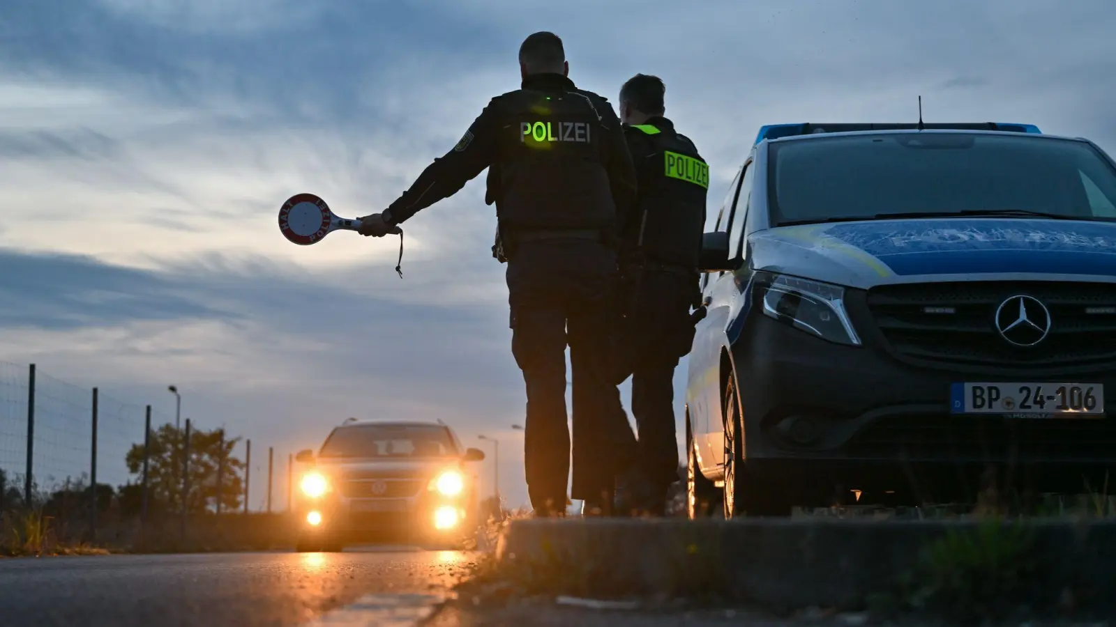 An allen deutschen Grenzen soll künftig kontrolliert werden - was der griechischen Regierung missfällt.  (Foto: Patrick Pleul/dpa)