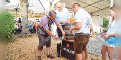 Bürgermeister Jürgen Mönius läutet den Dämmerschoppen mit Anstich des Gerhardshöfer Kerwa-Bieres ein. (Foto: Nicole Gunkel)