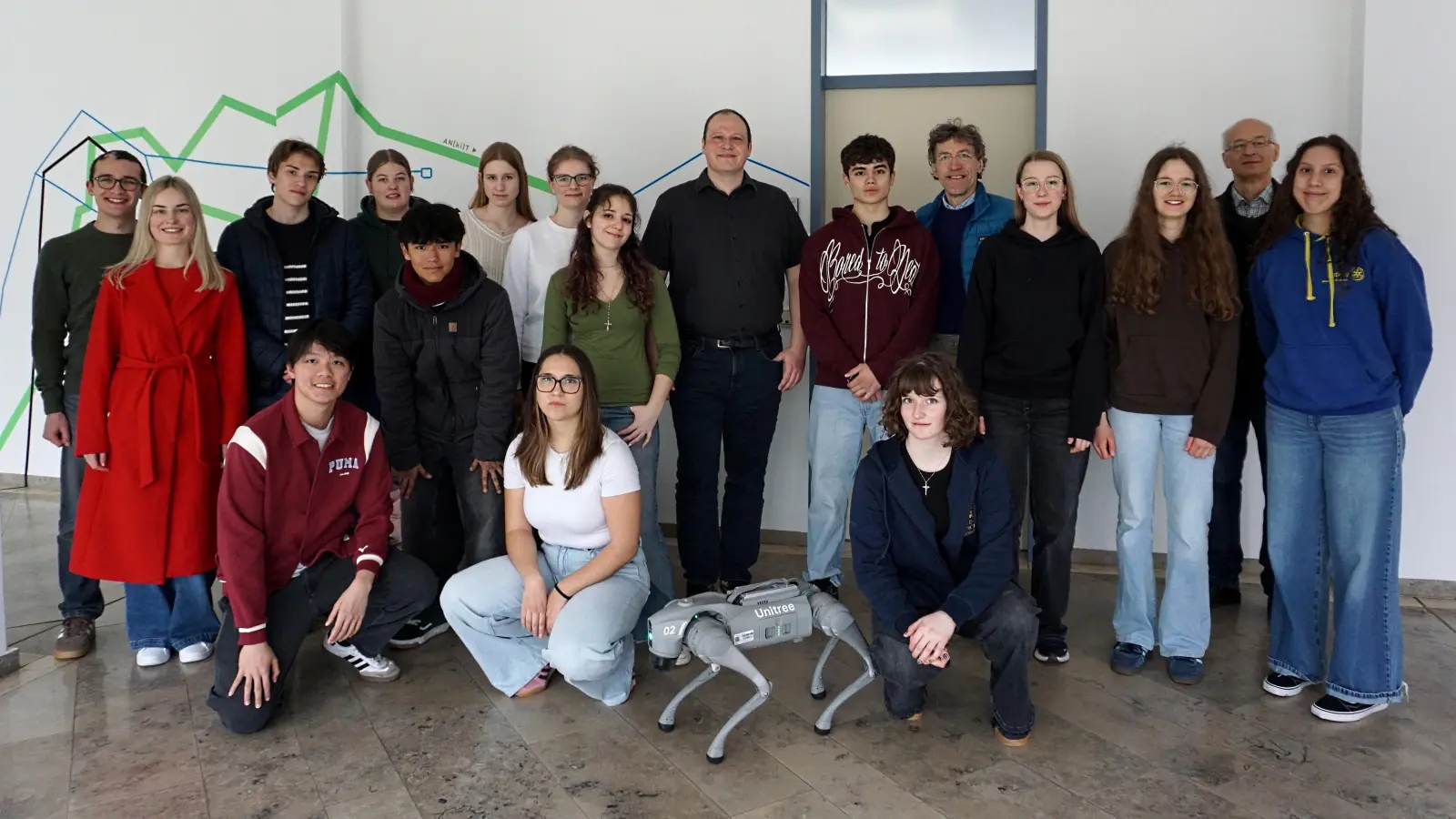 Im Ankit der Hochschule lernten die Teilnehmenden der Rotarier-Jugendwoche auch Roboter-Hund KIdefix kennen. (Foto: Andrea Walke)