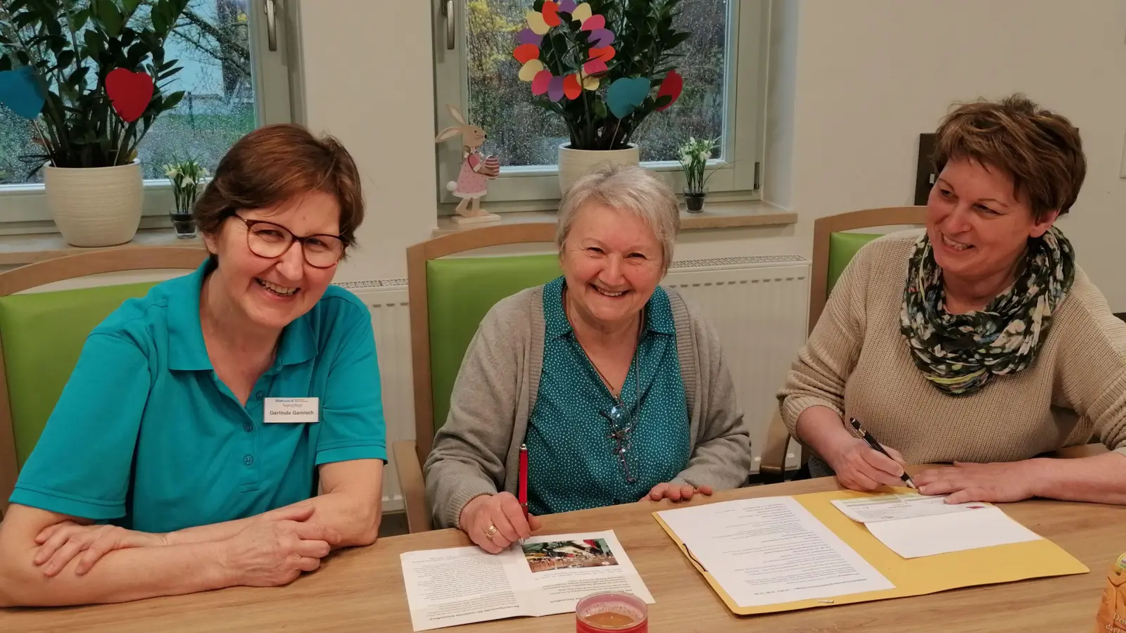 Schriftführerin Lilly Engelhard (Mitte) mit Pflegedienstleiterin Petra Beck (rechts) und deren Stellvertreterin Gerlinde Gamisch (links) bei einer Besprechung. (Foto: Friedrich Zinnecker)