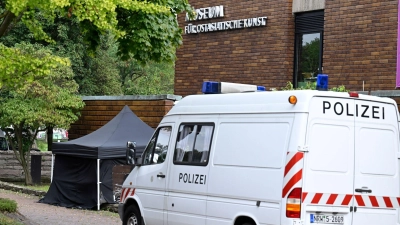 Die Spurensicherung der Polizei am Museum für Ostasiatische Kunst in Köln. (Foto: Roberto Pfeil/dpa)