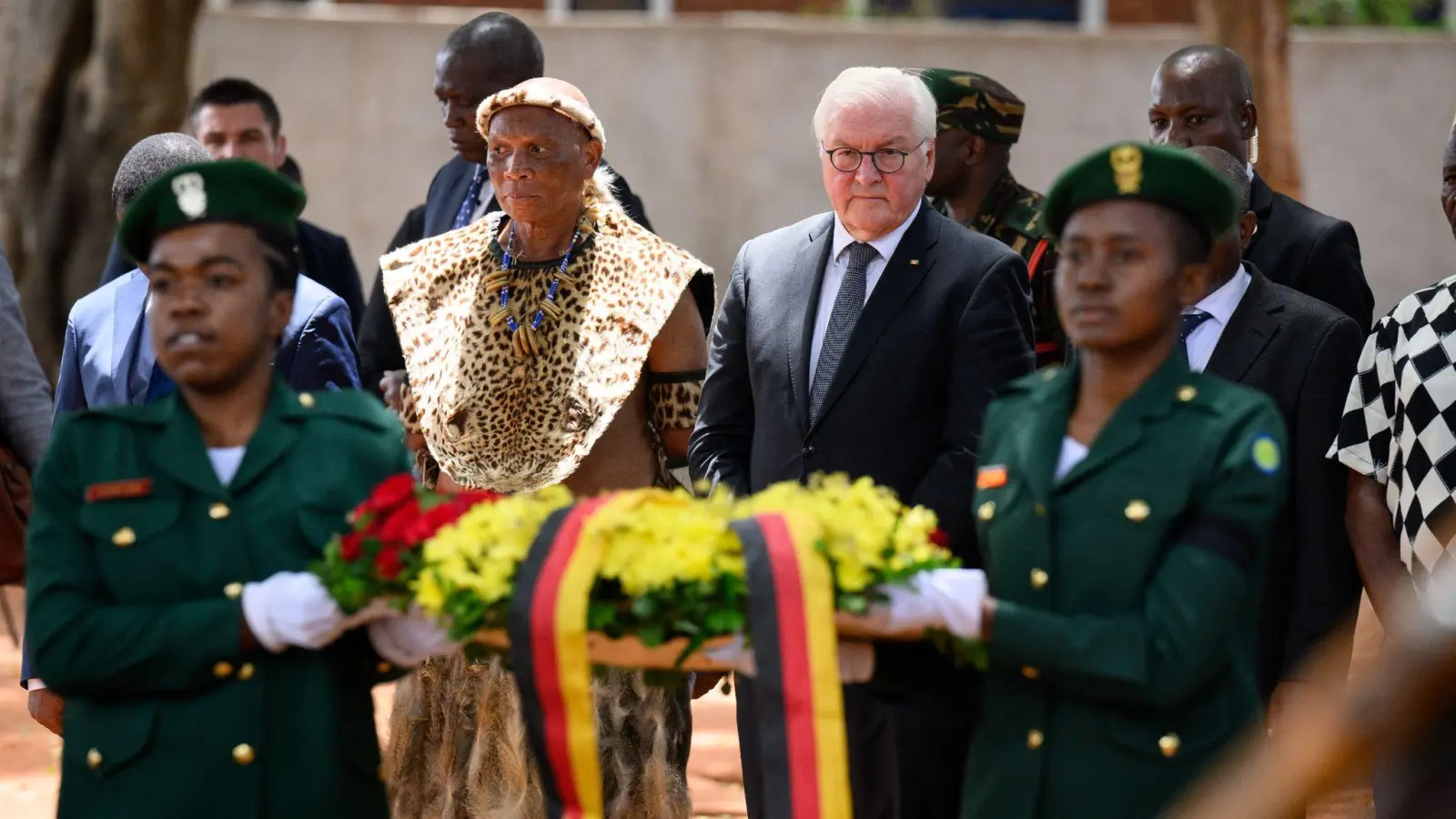 Bundespräsident Frank-Walter Steinmeier legt zusammen mit Nachfahren der Helden des Maji-Maji-Krieges am Denkmal im Memorial Park von Songea einen Kranz nieder. (Foto: Bernd von Jutrczenka/dpa)