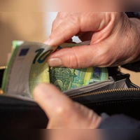 Keine Zusatzkosten für Bargeld: Pflegeheime dürfen für die Verwahrung von Bar- und Taschengeld grundsätzlich kein gesondertes Entgelt berechnen. (Foto: Fernando Gutierrez-Juarez/dpa)