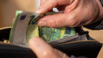 Keine Zusatzkosten für Bargeld: Pflegeheime dürfen für die Verwahrung von Bar- und Taschengeld grundsätzlich kein gesondertes Entgelt berechnen. (Foto: Fernando Gutierrez-Juarez/dpa)