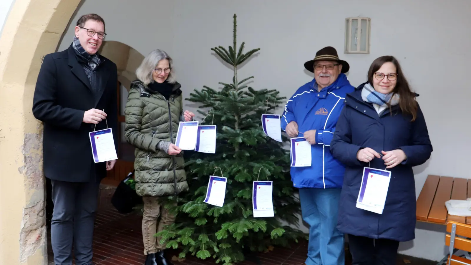 Sie blickten am Wunschbaum im Beringershof auf ihre Aktion „ANwichteln”: Pfarrer Oliver Englert, Christiane Behlert, Fritz Heubeck und Sonja Gruber (von links). (Foto: Oliver Herbst)
