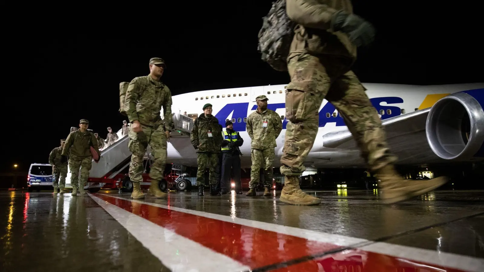 US-Soldaten bei ihrer Ankunft in Deutschland zum „Defender“-Manöver im Jahr 2020. (Foto: Christian Charisius/dpa)