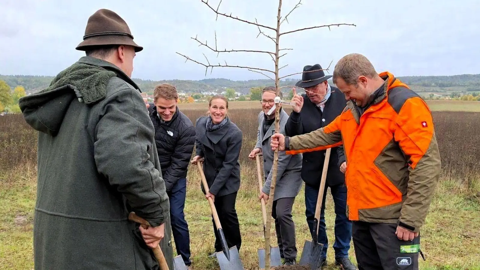 Eine Wildbirne hatte das Amt für Ländliche Entwicklung nach Scheinfeld mitgebracht. Beim Pflanzen zum Spaten griffen dabei (von links) Fürst Johannes zu Schwarzenberg, von diesem verdeckt Bundestagsbgeordneter Tobias Winkler, Bürgermeister Theodor Schell, Anja Emmerich-Marwan, Landtagsabgeordneter Werner Stieglitz und ALE-Leiter Wolfgang Neukirchner, unterstützt von Stadtbauhof-Mitarbeiter Matthias Weiner. (Foto: Amt für Ländliche Entwicklung Mittelfranken)