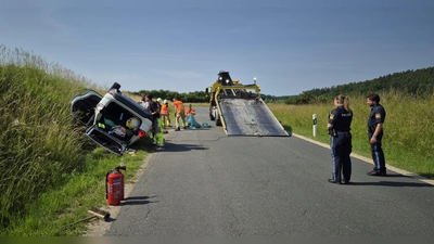 Auf dem Dach blieb das Auto liegen, mit dem sich eine 33-Jährige zuvor mehrfach überschlagen hatte. (Foto: NEWS5 / Markus Zahn)