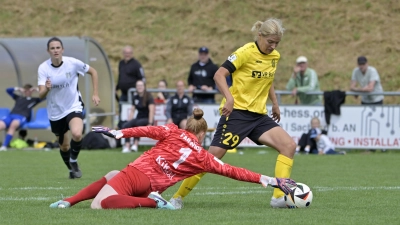 Wenn Lisa Wich (hier im Spiel gegen Meppen) im Strafraum auftaucht, wird es für die gegnerische Torhüterin gefährlich. (Foto: Martin Rügner)