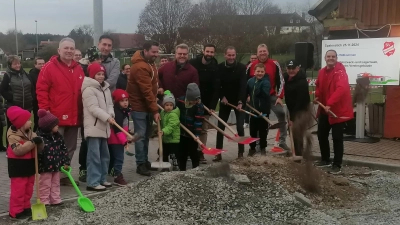 Spatenstich für den Mehrzweckraum (von rechts): Vereinsvorsitzender Jürgen Moßhammer, Bauleiter Günter Schmidt, Jürgen Wagner, OB Dr. Christoph Hammer, Gregor Früh vom BLSV, stellvertretender Landrat Stefan Horndasch, Felix Lechler, Stadtrat Wilfried Lehr und Reiner Proff. (Foto: Friedrich Zinnecker)