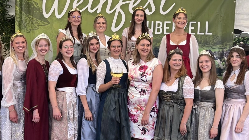 Für dieses Gruppenfoto, das während des letztjährigen Dorfweinfestes entstand, posierte noch Weinprinzessin Nina I. (erste Reihe, Weinglas in der Hand). Auf dem diesjährigen Gruppenfoto dürfte dann ihre Nachfolgerin, Maren I., zu sehen sein. Sie hat das Amt als Tauberzeller Weinprinzessin seit Dezember letzten Jahres inne.  (Foto: Heimat- und Weinbauverein Tauberzell)