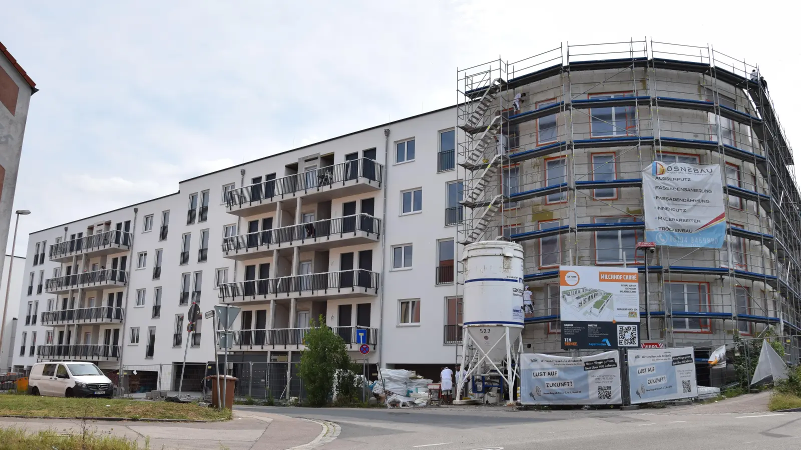 Vier der insgesamt sechs Gebäudeteile des Milchhof-Carrés sind aus bautechnischer Sicht bereits fertig. (Foto: Florian Schwab)